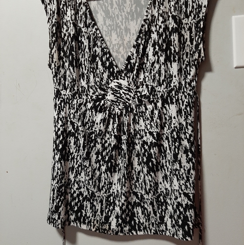 SPEACHLESS brand ladies black and white top. Size large